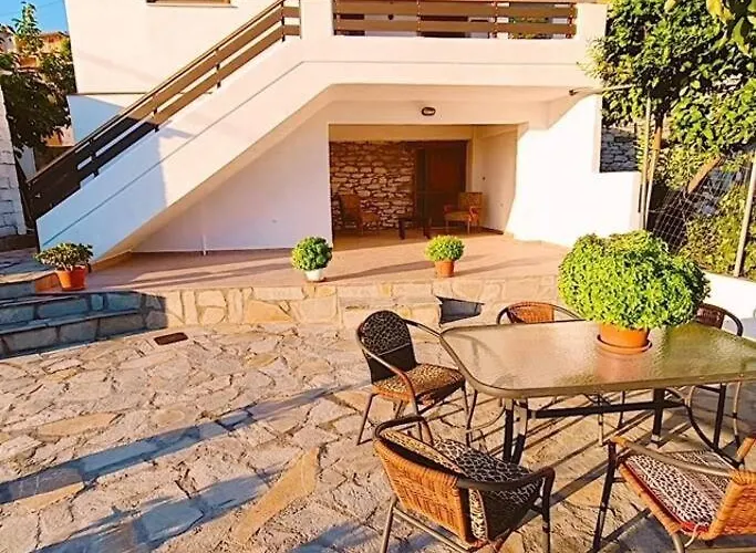 House Akrothea Nyaraló